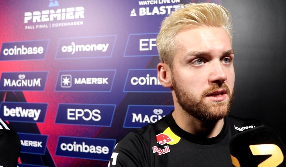 LPL美女解说鼓鼓业务水平遭质疑，微博惨遭爆破