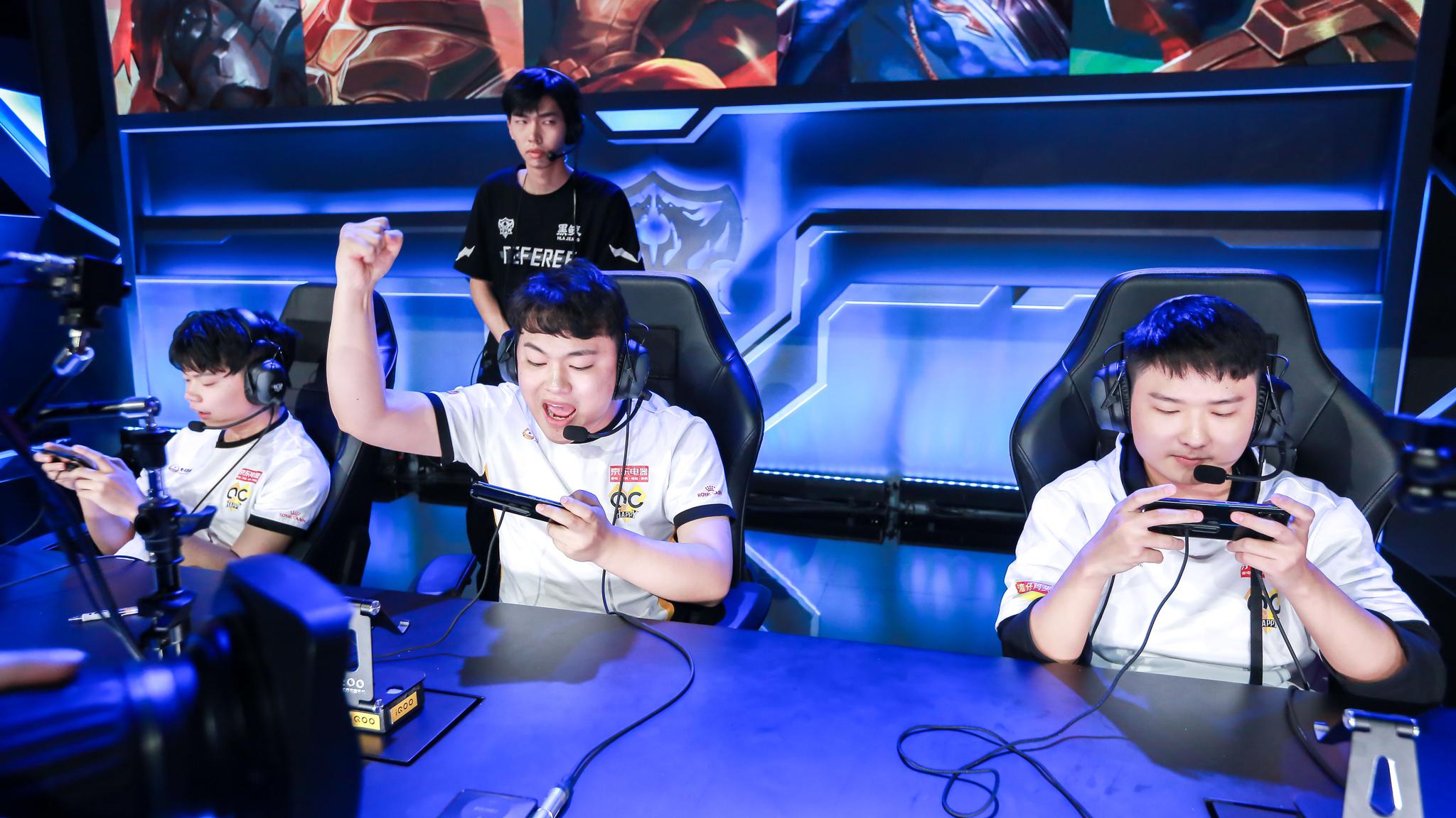 图标 Galio 率先发起进攻，张无忌输出无压力，图标队 1-0 Puff 队