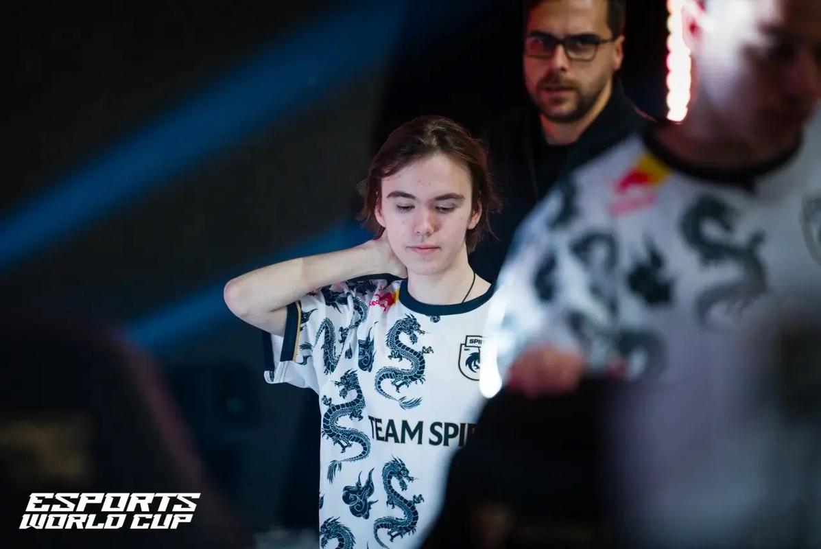 一颗中国心，100T华裔选手FBI队服印制中国国旗