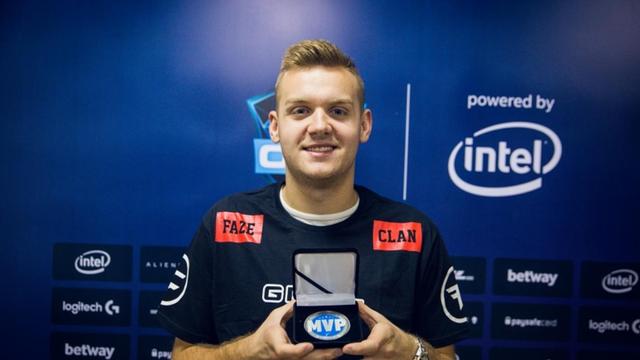 夏季赛骑士之路D3：Angel交手Ucal ，Hoya对线Hery