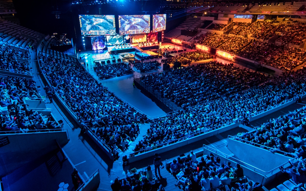 LPL今日赛程及海报比拼：BLG：捉“角” ​​​​LGD：《收官》