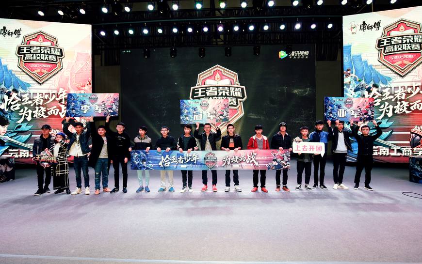 开玩笑的！ GALA Comet EZ 疯狂击杀蝙蝠 JIEJIE ，用致命的剪刀脚 Invictus Gaming 扫除 FunPlus Phoenix 。